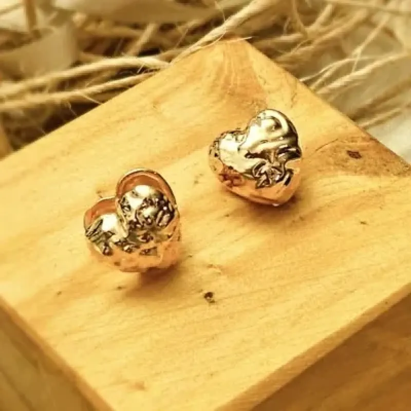 Brinco ouro argola coração detalhado