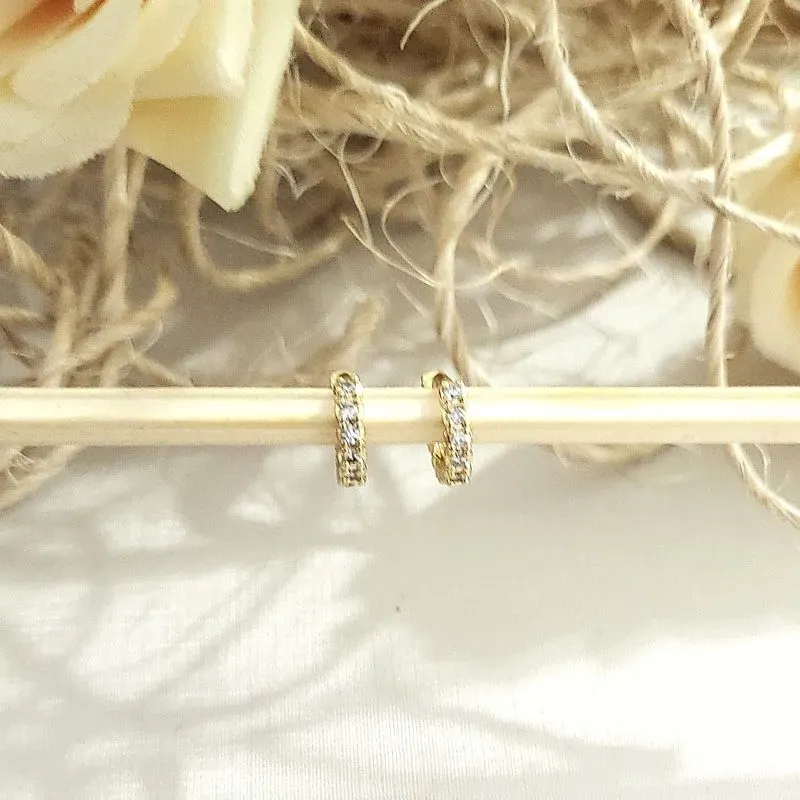 brinco ouro argola cravejada com detalhe na lateral pequena