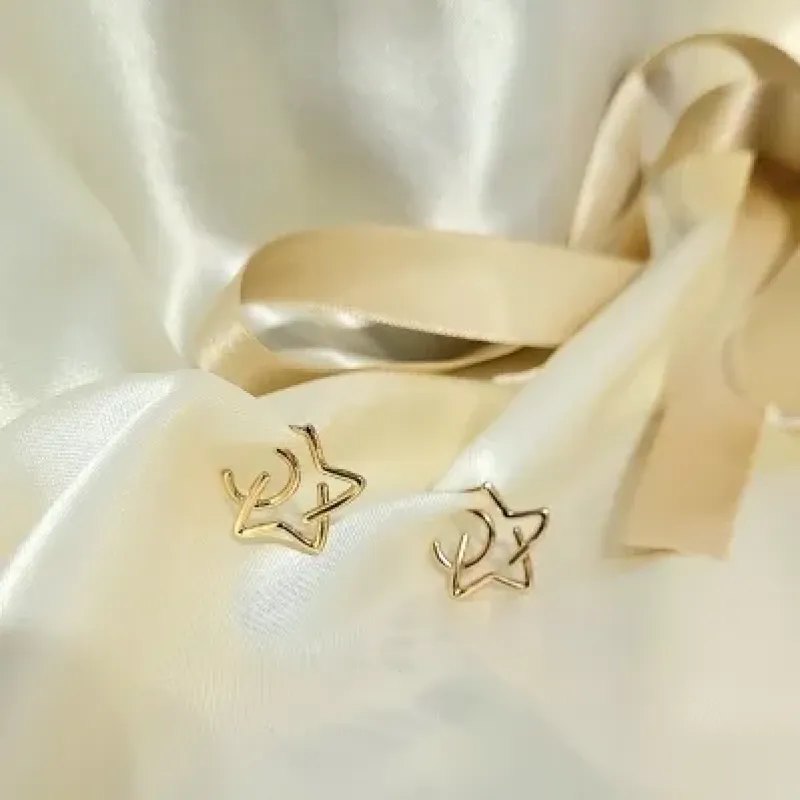 brinco ouro argola forma estrela e lua