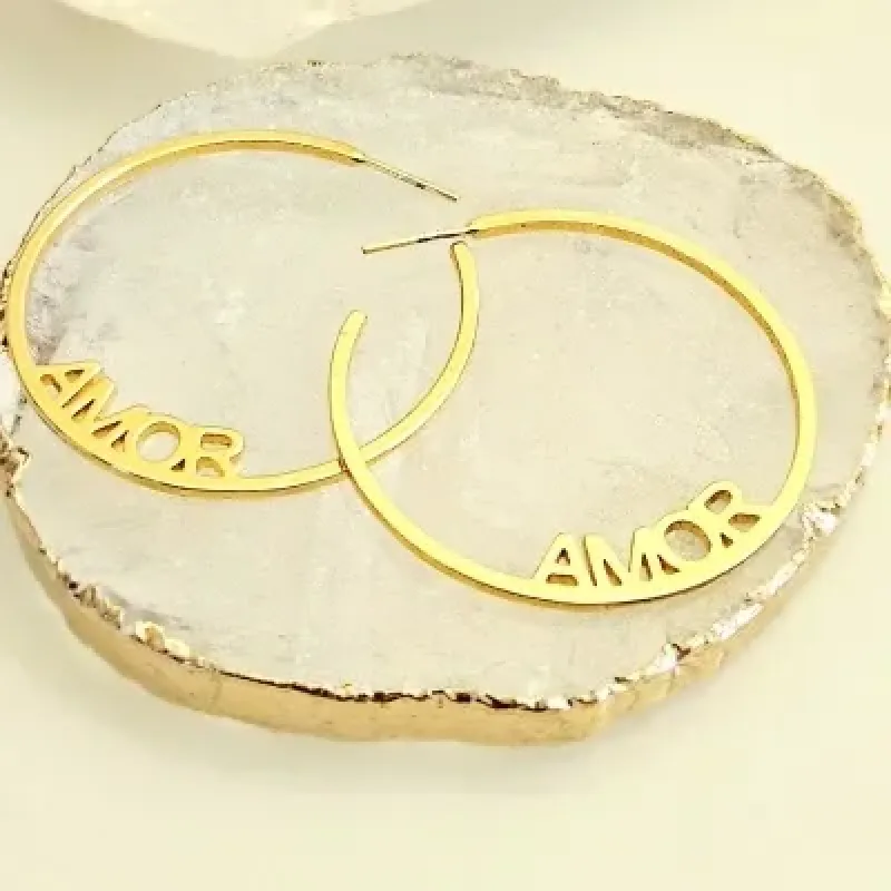 brinco ouro argola grande lisa com escrita AMOR