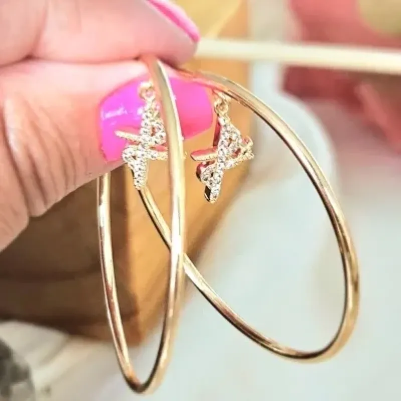 brinco ouro argola lisa com pingente fé cravejado