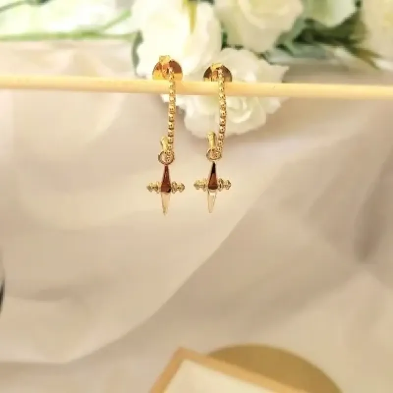 brinco ouro argola oval com bolinhas e uma cruz pendurada