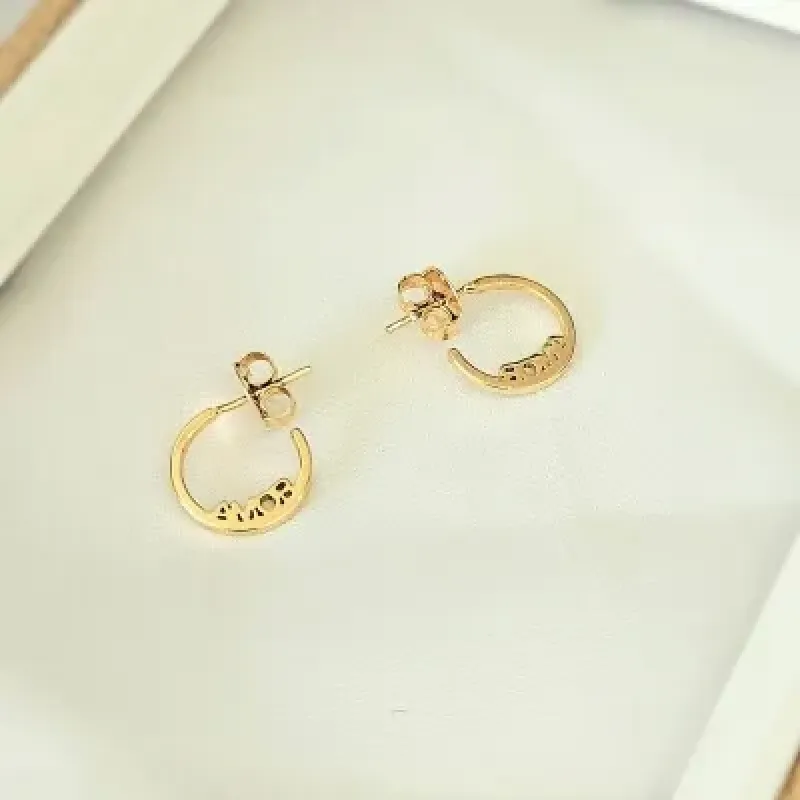 brinco ouro argola pequena lisa com escrita AMOR