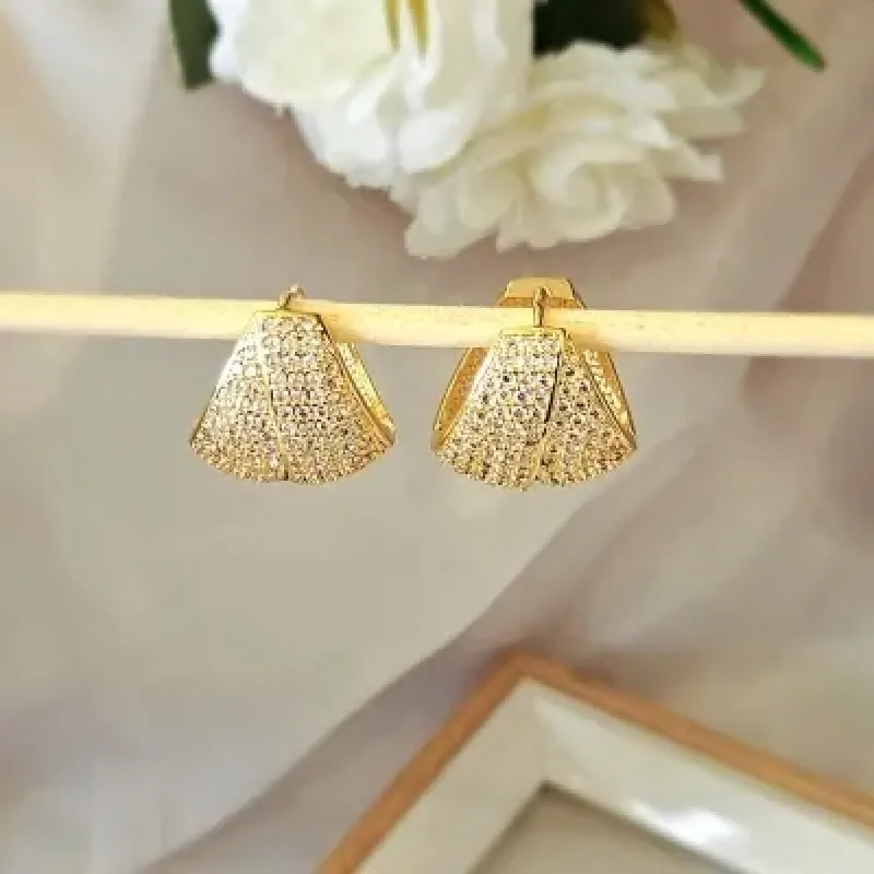 brinco ouro argola triangular toda cheia cravejada zirconias