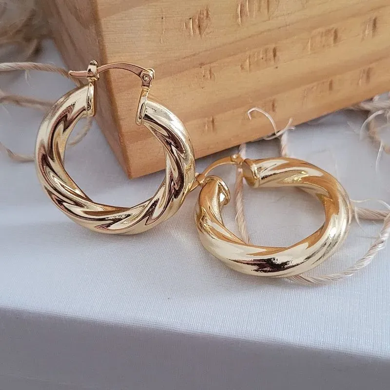 brinco ouro argola tubo torcido