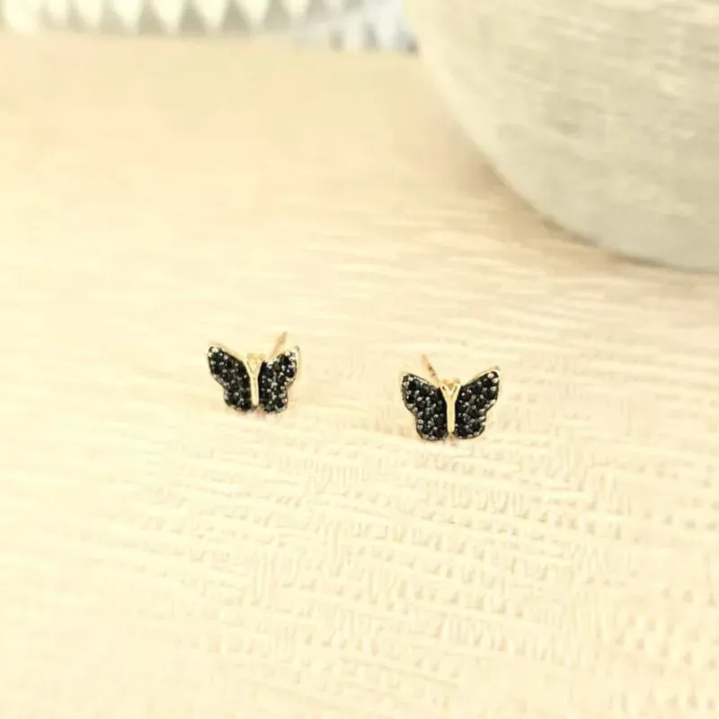 brinco ouro borboleta cravejada com zircônias pretas
