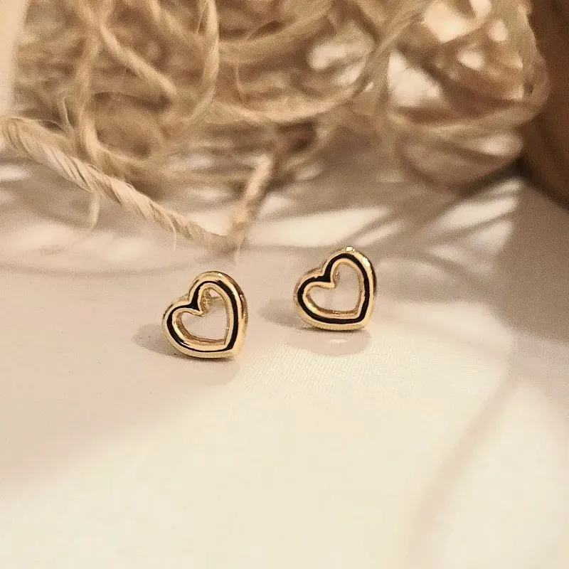 brinco ouro coração liso vazado pequeno