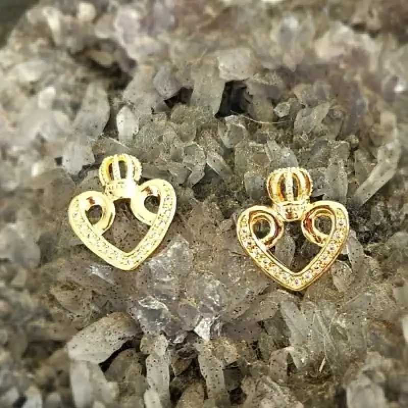 brinco ouro coraçao vazado cravejado com coroa no meio