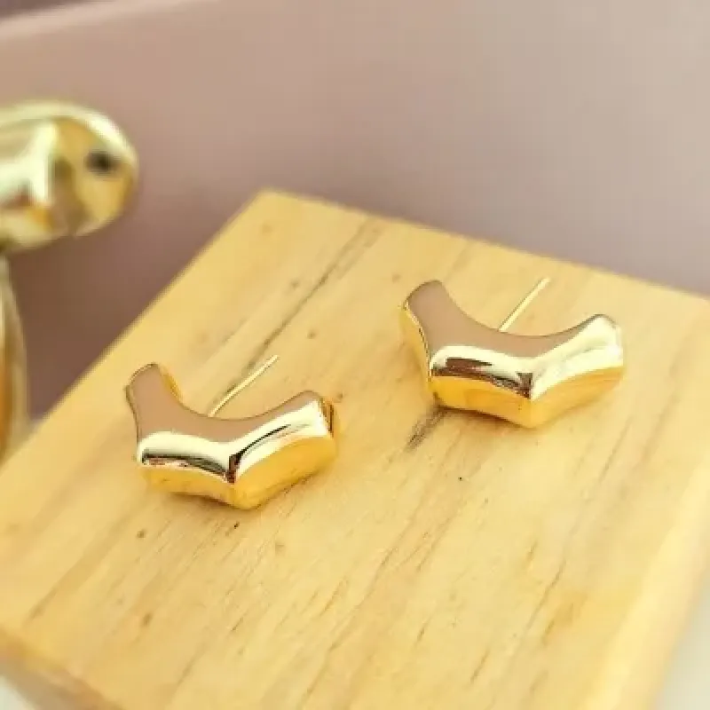 Brinco ouro ear hook liso com pontas