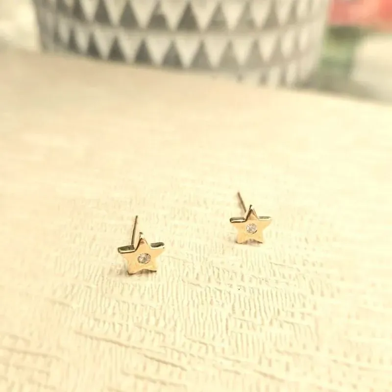 brinco ouro estrela cravejada no meio