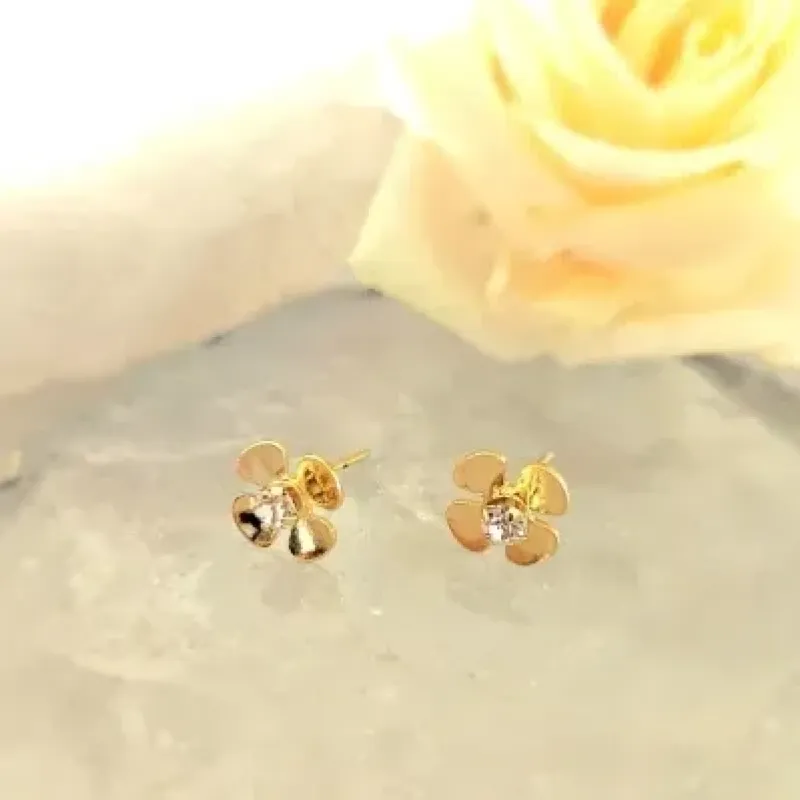 brinco ouro flor lisa com meio zircônia
