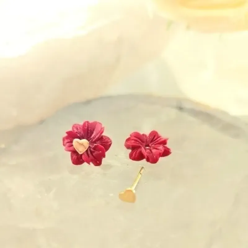 brinco ouro flor resina vermelha meio coração