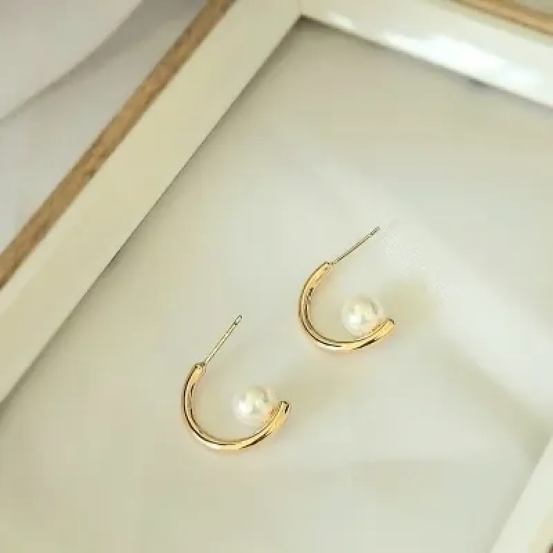 brinco ouro meia argola com perola no meio