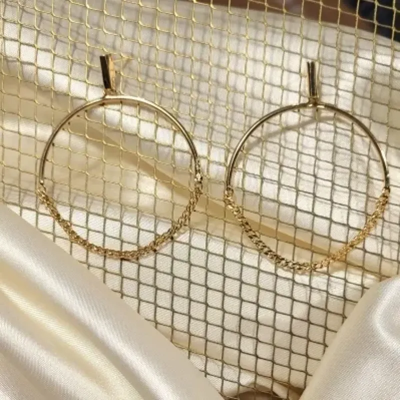 brinco ouro meia argola pendurada com corrente