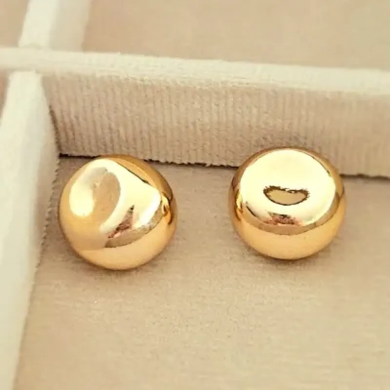 Brinco ouro meia bola metade gordinha metade amassada