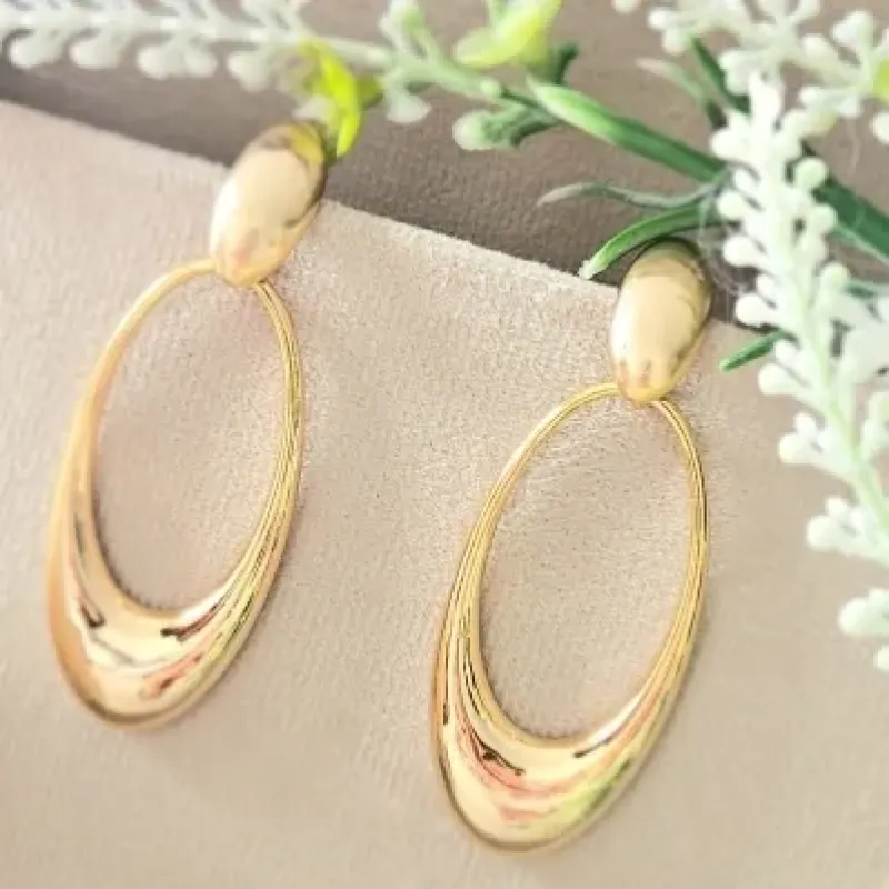 Brinco ouro oval liso e base fosca