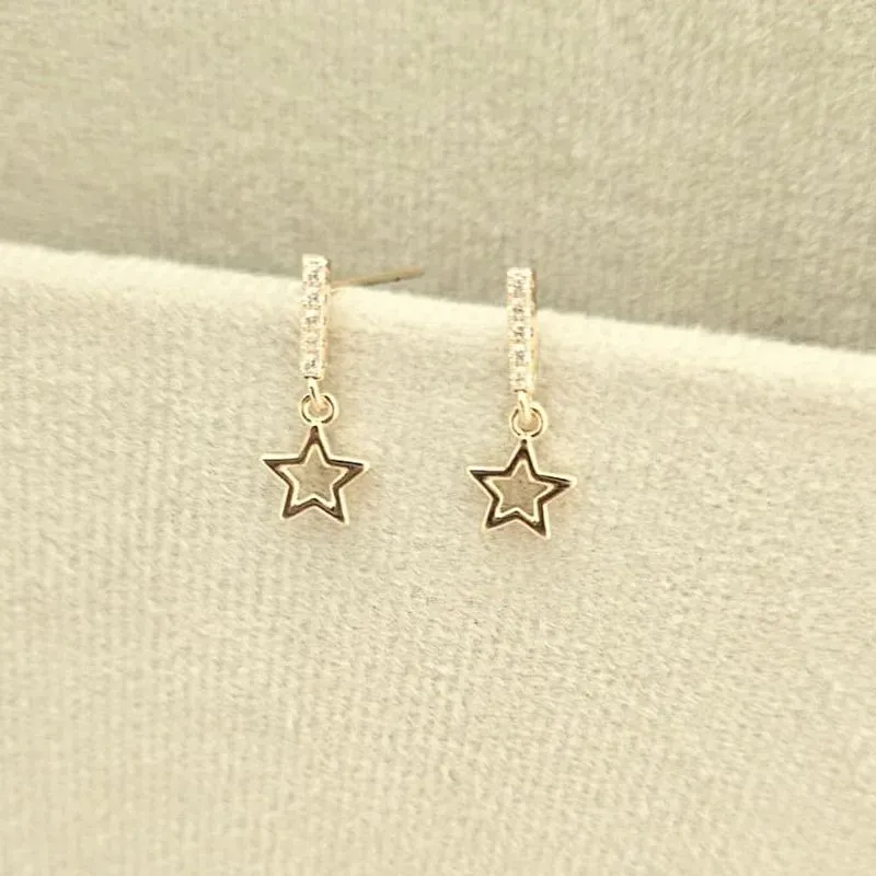 brinco ouro palito com 5 pedras cristais e estrela pendurada