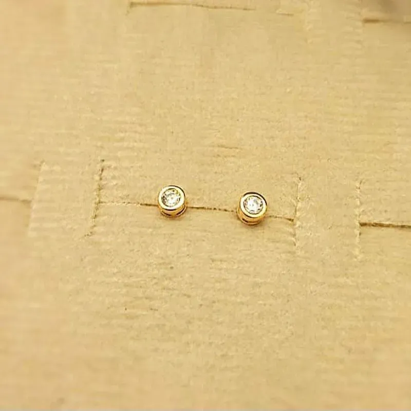 brinco ouro ponto de luz pequeno cristal com base em volta