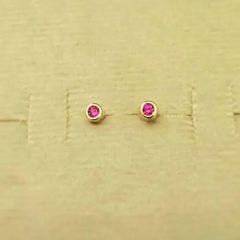 brinco ouro ponto de luz pequeno rosa com base em volta
