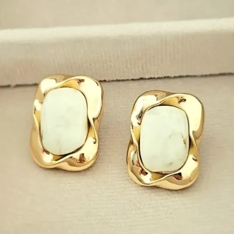 Brinco ouro quadrado detalhado esmaltado