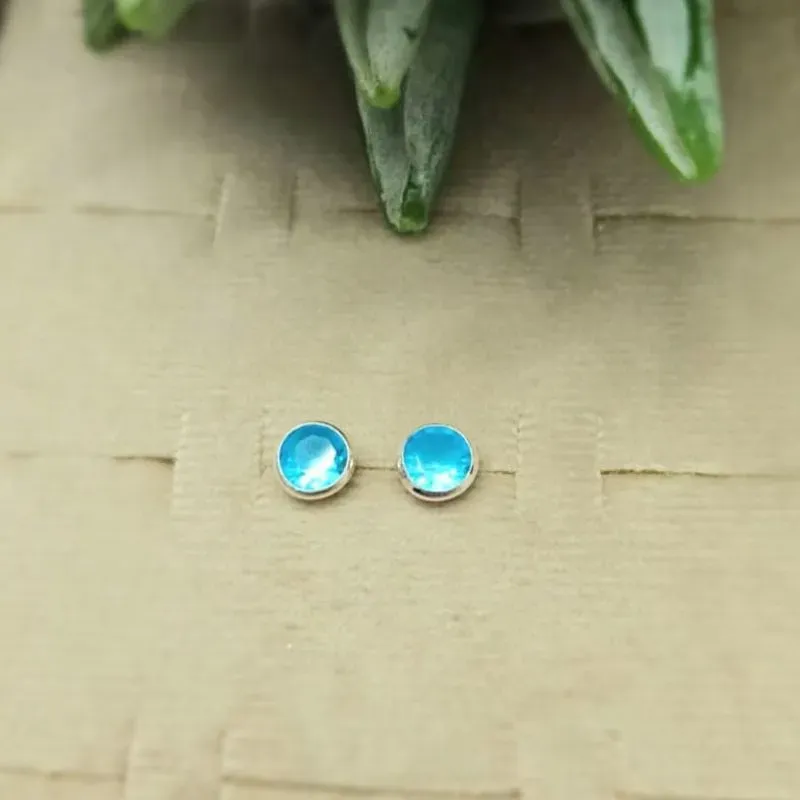 brinco prata ponto de luz azul claro grande com borda