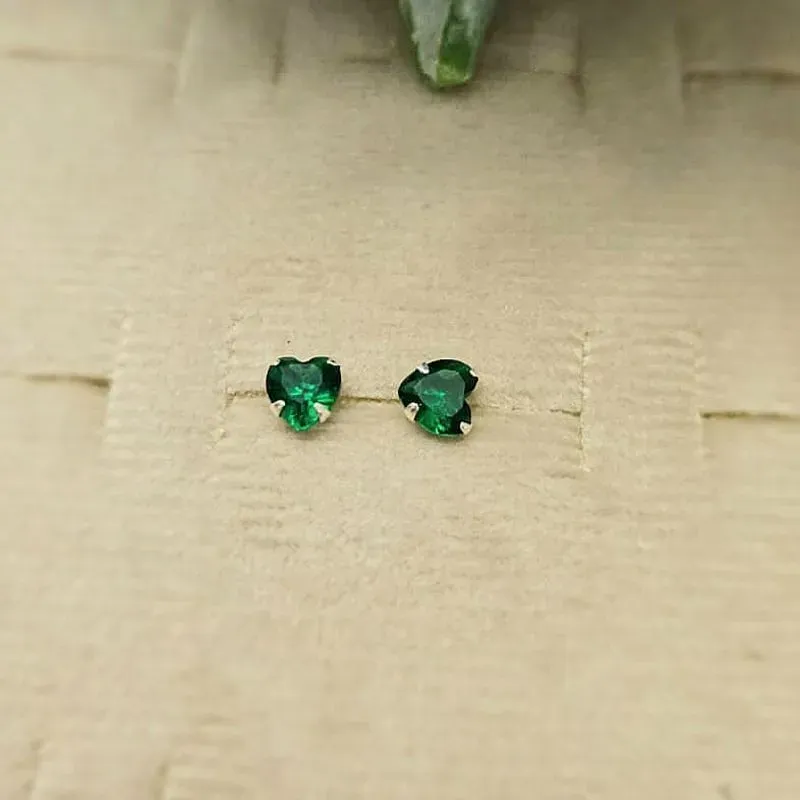 brinco prata ponto de luz coração verde