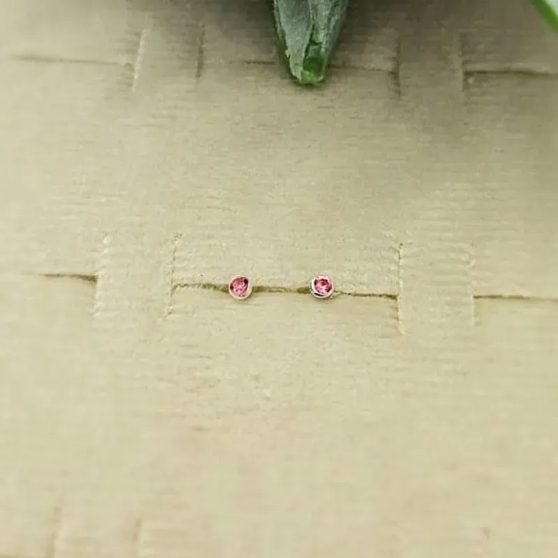 brinco prata ponto de luz rosa escuro mini com borda