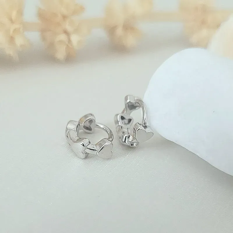 brinco rodio argola com detalhe de coração pequena