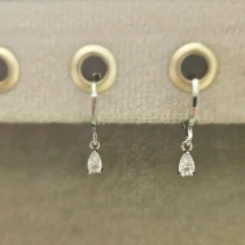 brinco rodio argola com uma gota cristal pendurada
