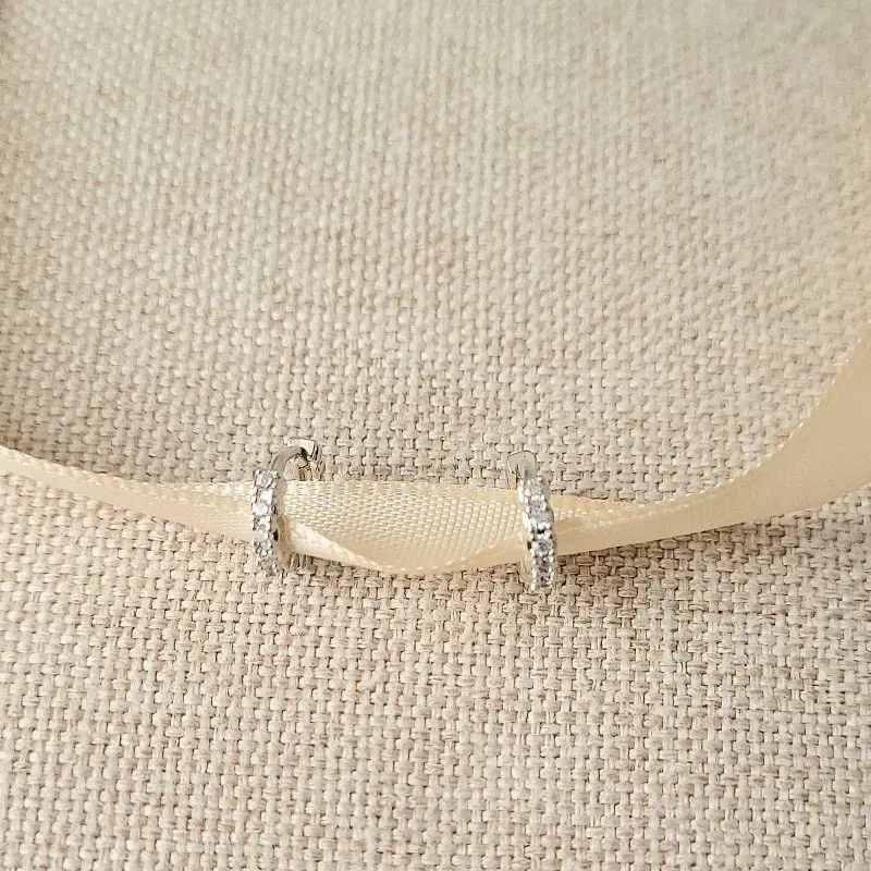 brinco rodio argola cravejada com detalhe na lateral pequena