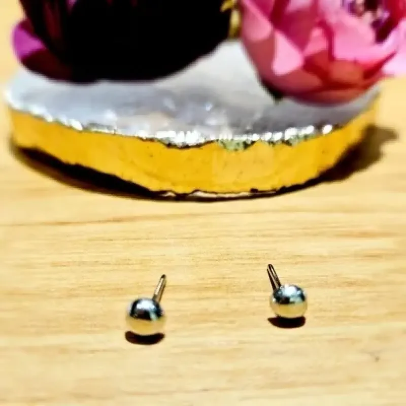 brinco ródio bolinha achatada tamanho 1