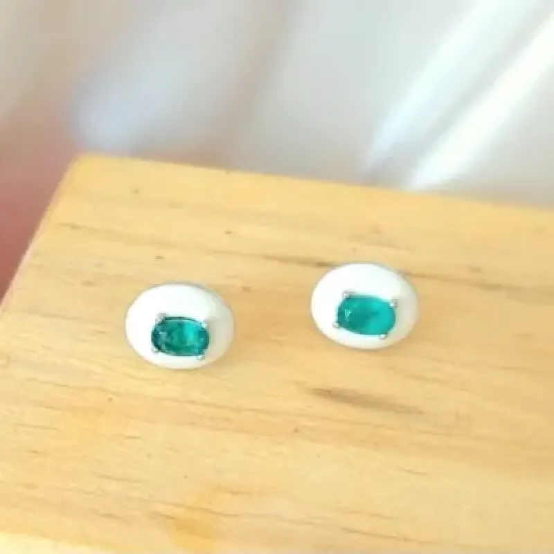 brinco rodio circulo esmaltado branco com cristal verde