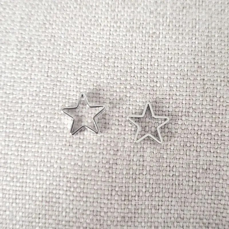 brinco rodio estrela lisa vazada