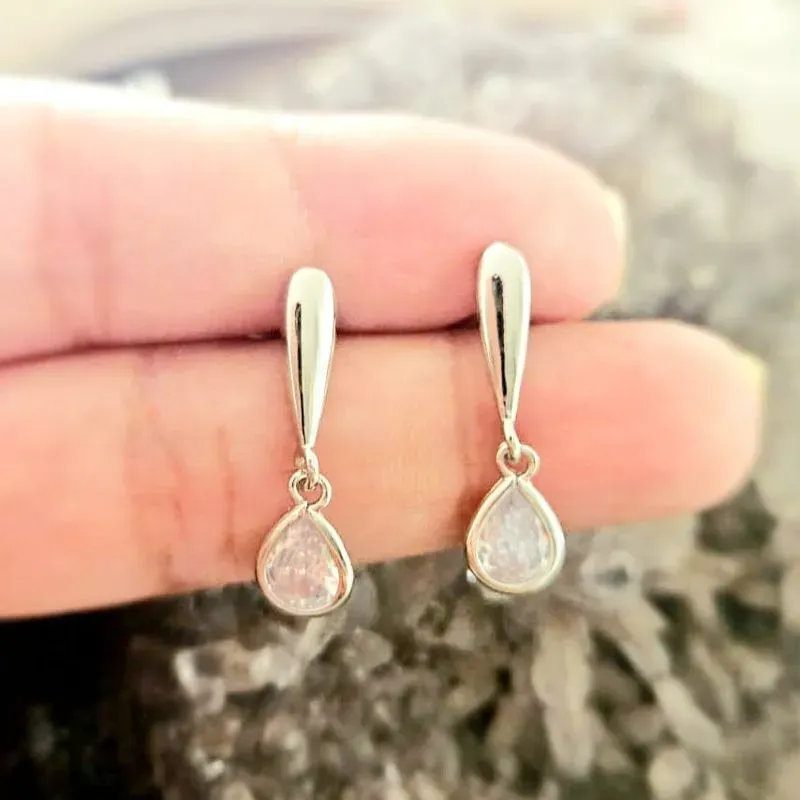 Brinco rodio gota com ponta de luz pendurado