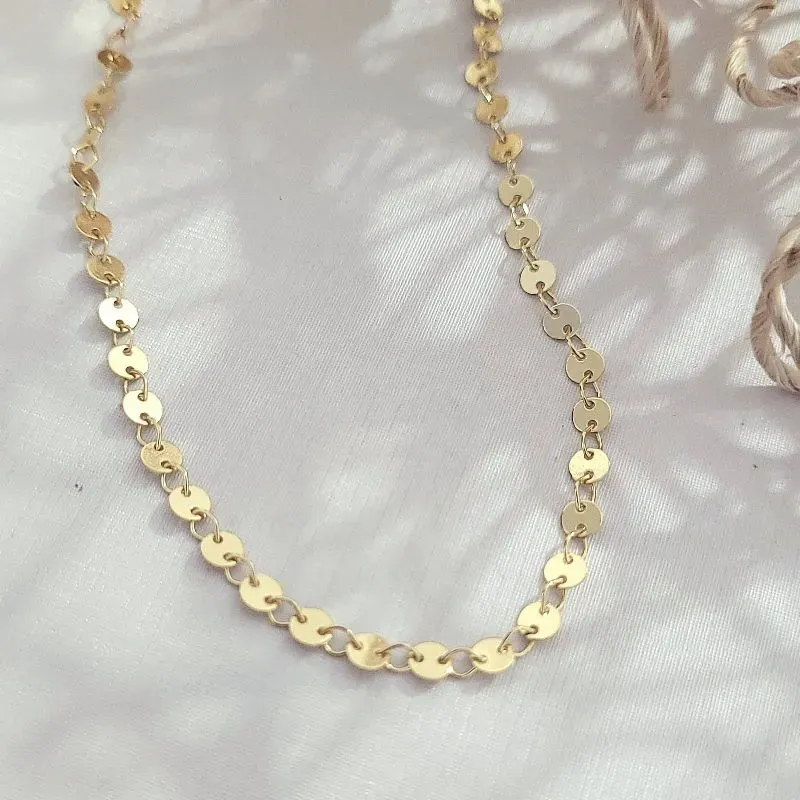 colar ouro choker plaquinhas
