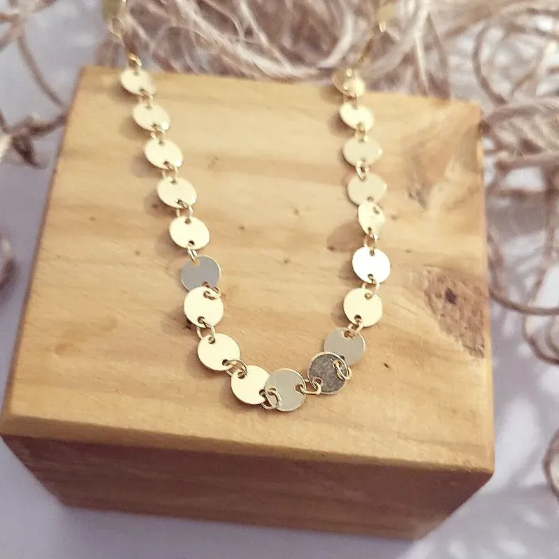 colar ouro choker plaquinhas grandes