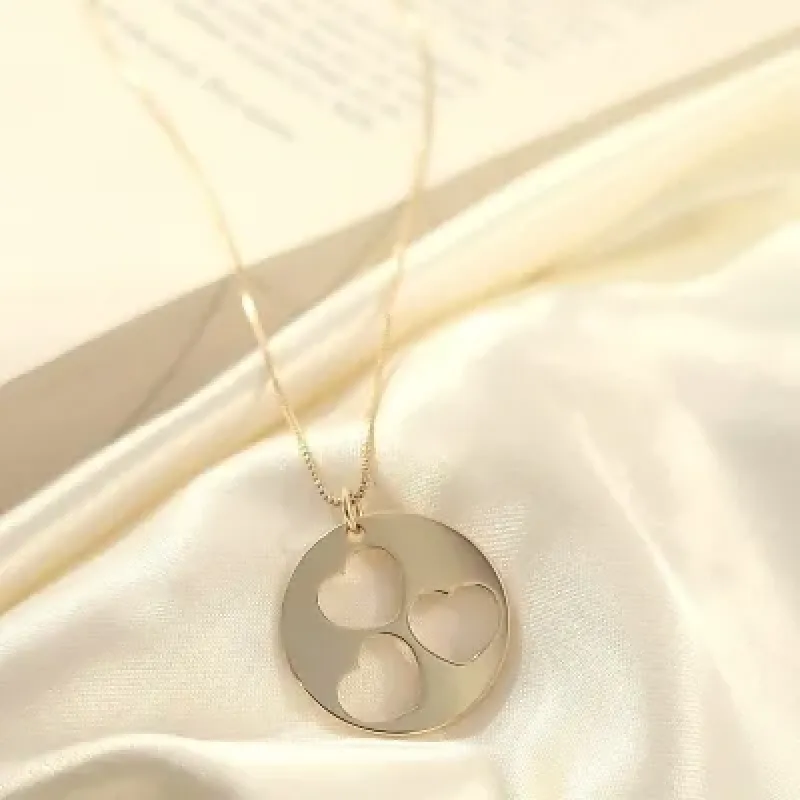 colar ouro círculo com 3 corações vazados