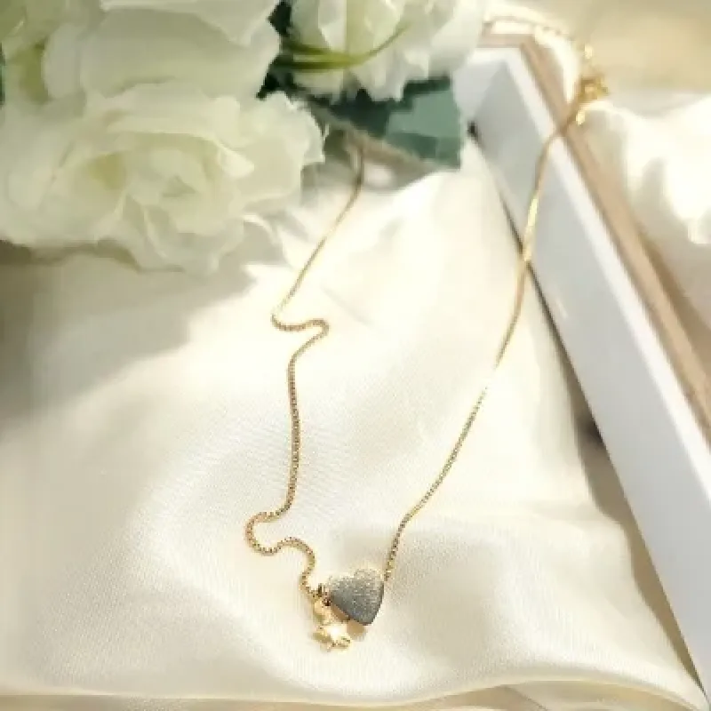 colar ouro coração liso com estrelinha pendurada