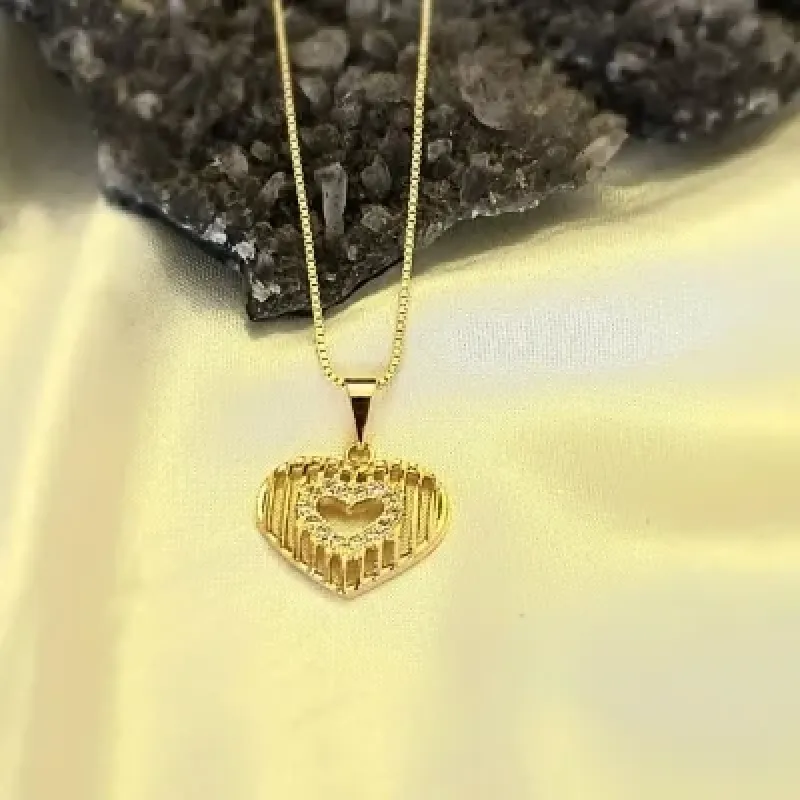 colar ouro coração vazado listras e pequeno cravejado