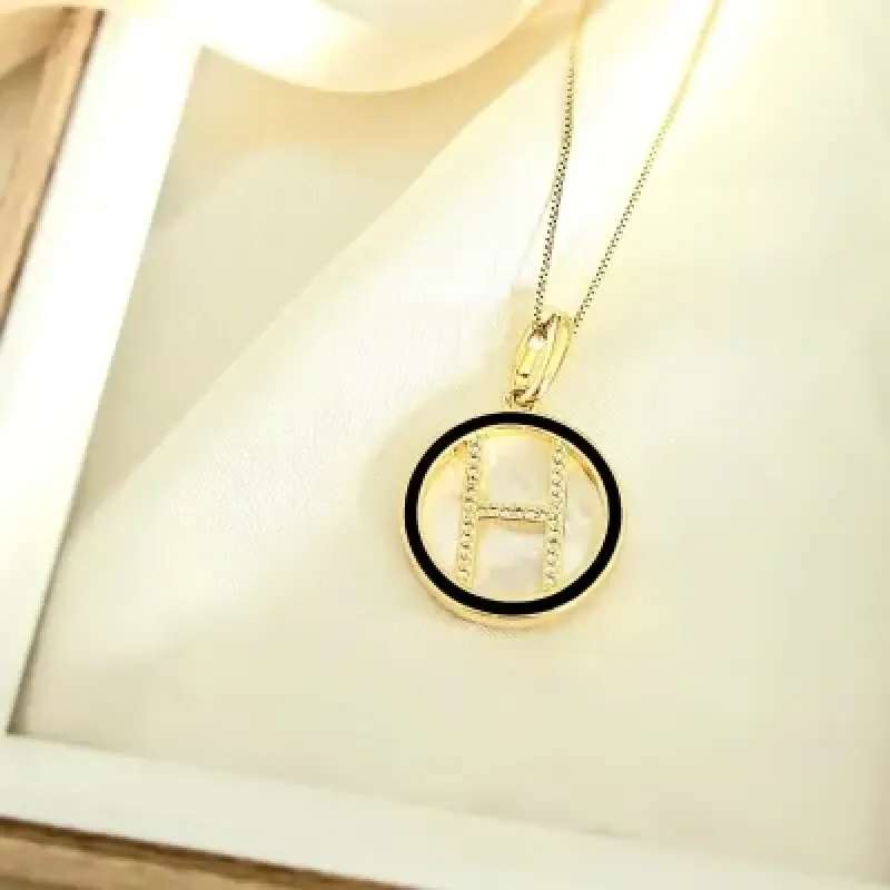 colar ouro madreperola letra H
