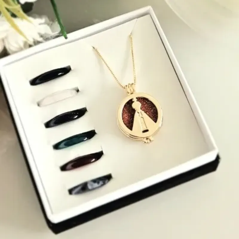 Colar ouro relicário nossa senhora com 7 pedras