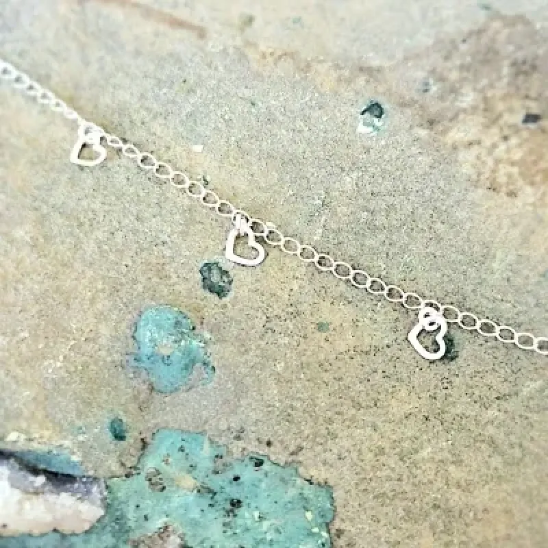 pulseira rodio com 5 mini corações lisos vazados