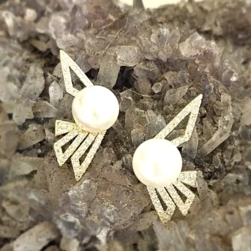 brinco ouro 4 triangulos zirconias meio perola grande