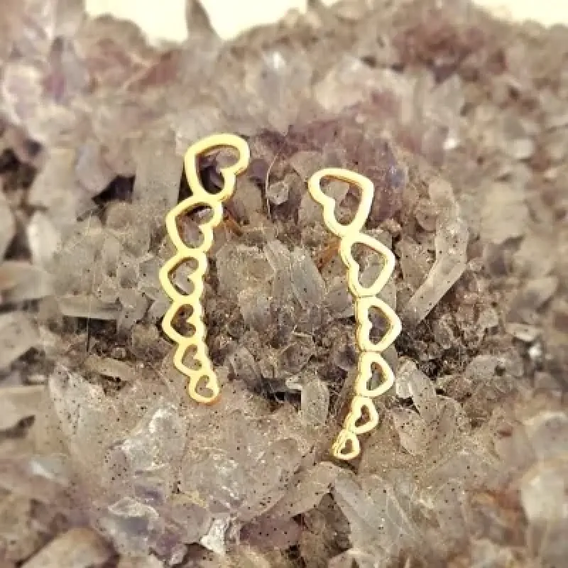 brinco ouro ear cuff liso 6 corações vazados
