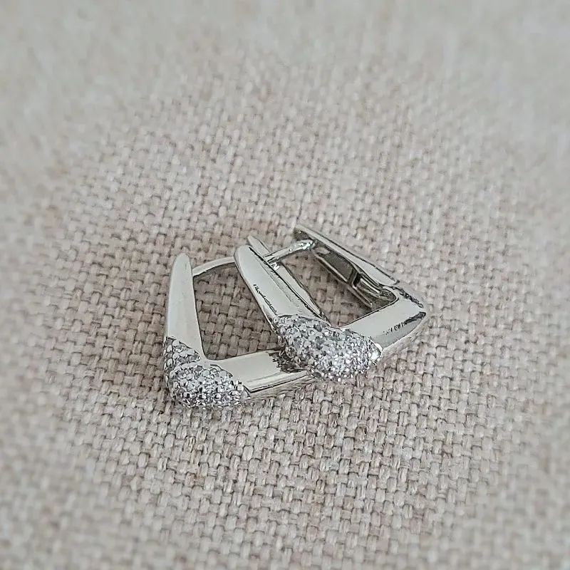 brinco rodio argola quadrada cravejada na ponta pequena