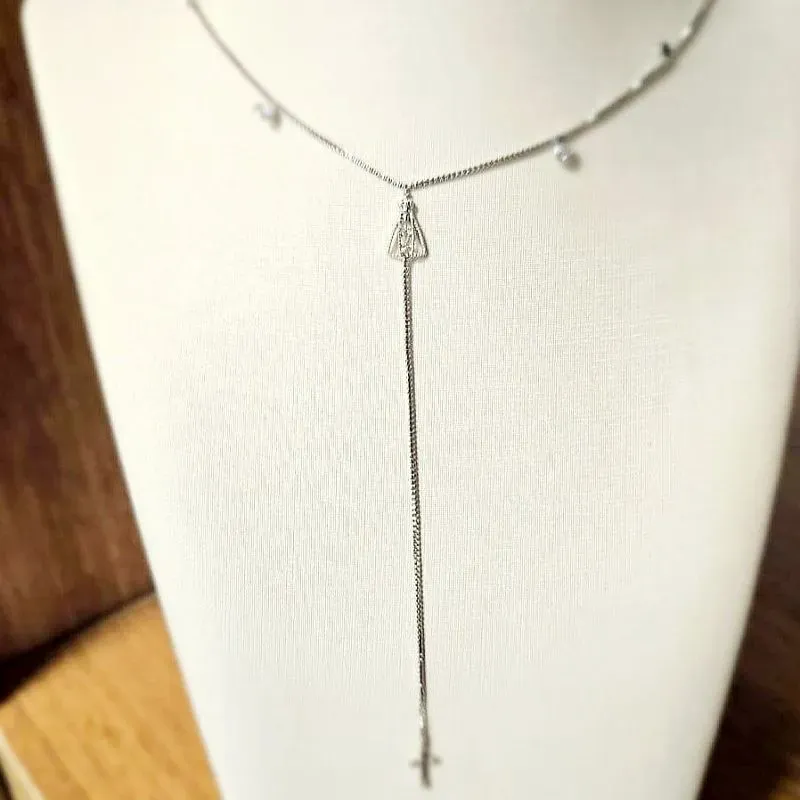 colar rodio gravata zirconia e santa na ponta