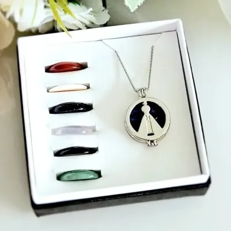 Colar rodio relicário nossa senhora com 7 pedras