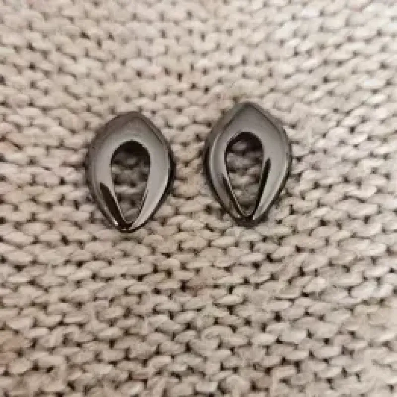 brinco rodio negro gota pequena vazada e lisa