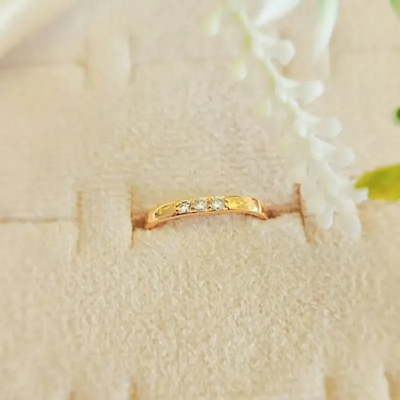 anel ouro quadrado liso com 3 zircônias cristais