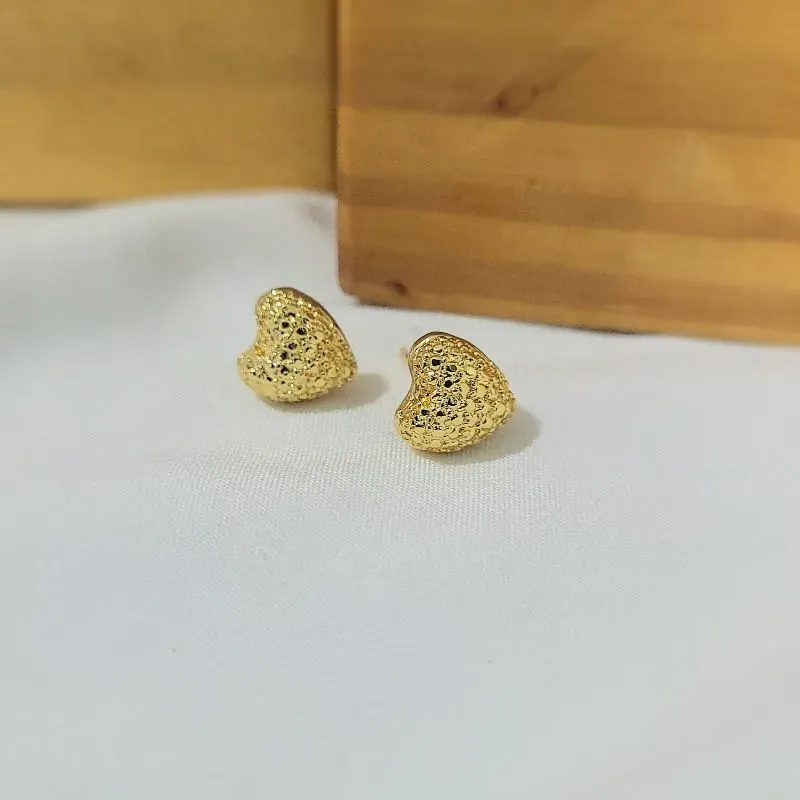 brinco ouro coração trabalhado